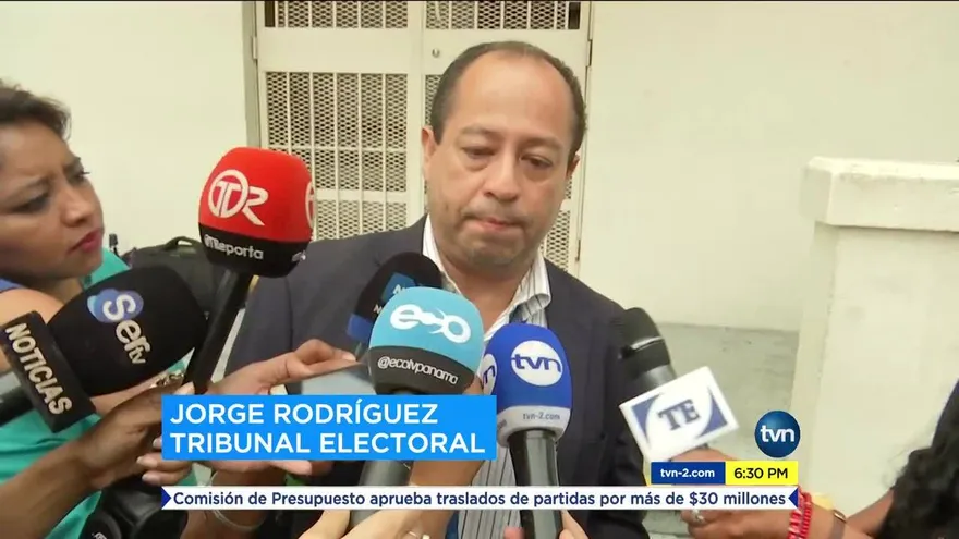 Presentan denuncia contra precandidato por desnudarse en el Tribunal Electoral