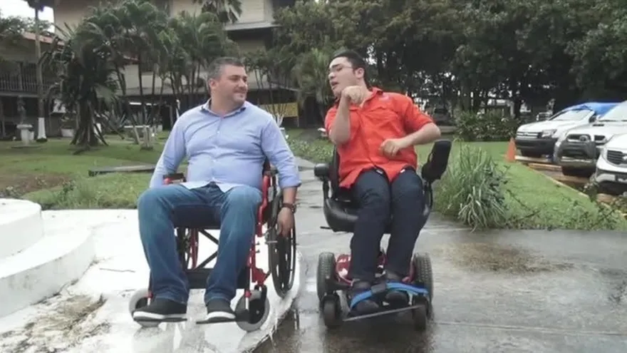 El alcalde de Colón se aventura con Juanpi en silla de ruedas