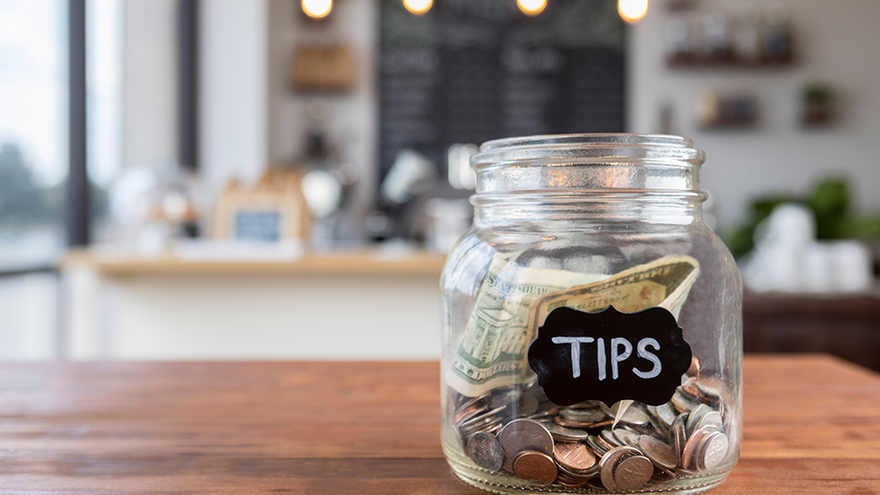 Dejan propina de $10,000 en restaurante en Florida antes de que despidieran a todos