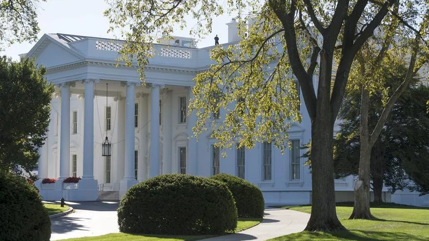 Un miembro del servicio secreto estadounidense vigila desde el tejado de la Casa Blanca, en Washington DC, Estados Unidos.