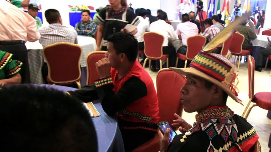 Un grupo de personas participa en el I Congreso de Parlamentarios Indígena de Américas hoy, jueves 28 de abril en la ciudad de Panamá (Panamá).