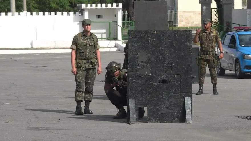 Policías de Rio y militares entrenan para operativos en favelas