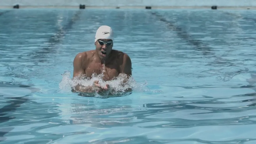 El nadador Edgar Crespo sigue su preparación