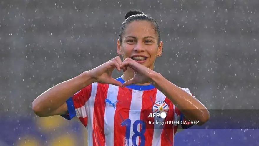 La delantera #18 de Paraguay, Claudia Martínez, celebra después de marcar el segundo gol de su equipo durante el partido de fútbol de la Copa América Femenina 2025 entre Bolivia y Paraguay en el Estadio Gonzalo Pozo Ripalda en Quito el 13 de julio de 2025.