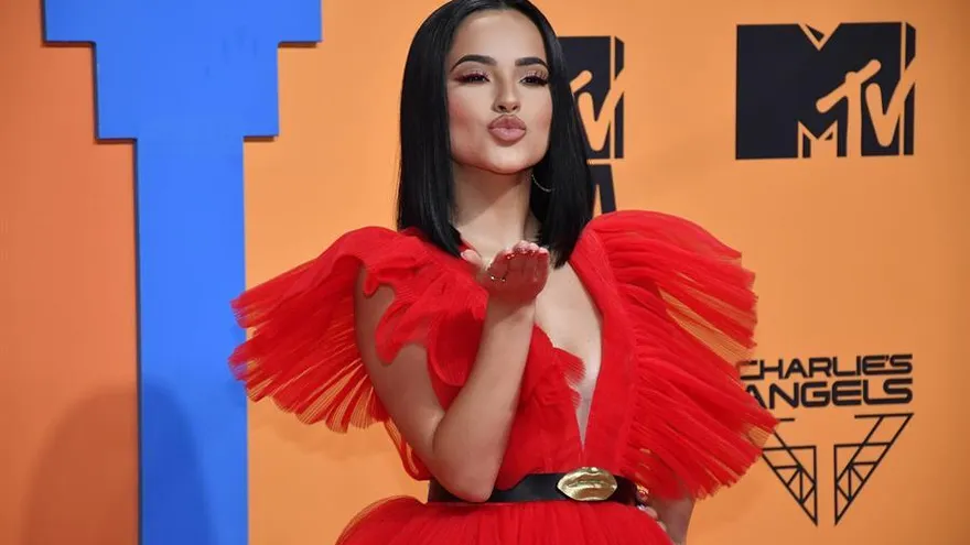 En la imagen, la cantante estadounidense Becky G, quien participó en la nueva versión de "Otro día lluvioso", del artista Juhn.