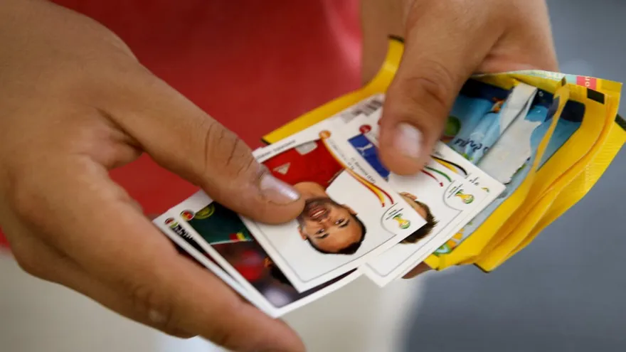 Foto ilustrativa de un coleccionista de figuritas para un álbum del mundial