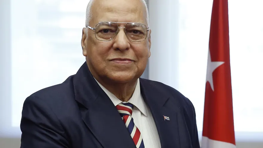 El vicepresidente del Consejo de Ministros de Cuba, Ricardo Cabrisas, quien firmó el acuerdo con la Corporación Estatal para el Seguro y la Financiación de las Exportaciones de Australia.