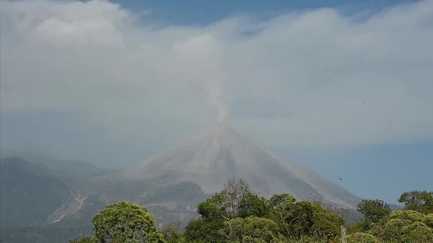 Volcán de Fuego en Colima exhala cenizas en México