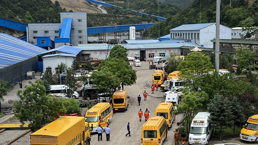 Personal de rescate en una mina de carbón en el norte de China