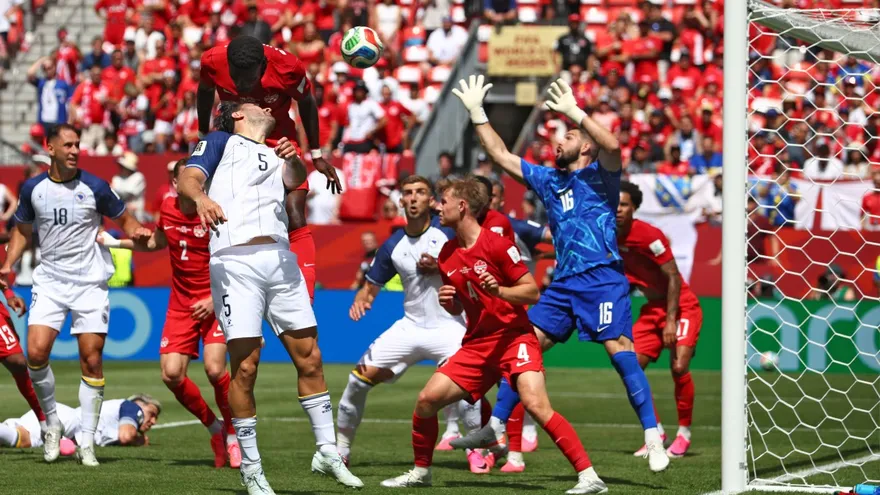 Acción del partido entre las selecciones de Canadá y Bosnia y Herzegovina en el Mundial 2026