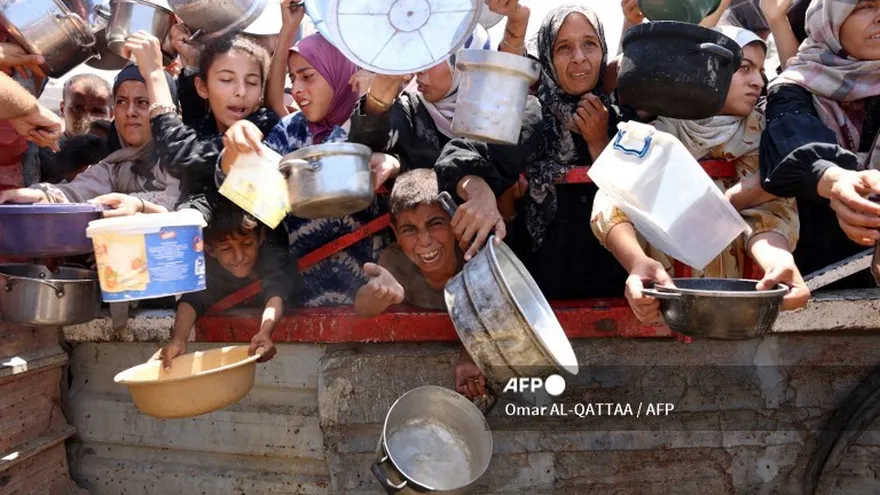 Un grupo de palestinos a la espera de recibir un poco de comida.