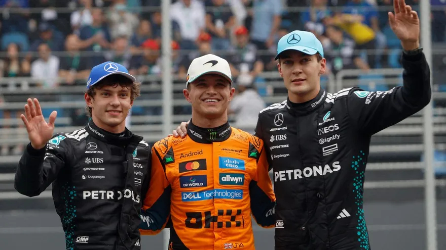 Lando Norris (c) junto a Kimi Antonelli (i) y George Russell (d)