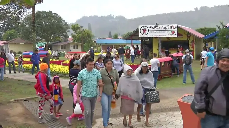 Continúan llegando visitantes a la feria en Boquete