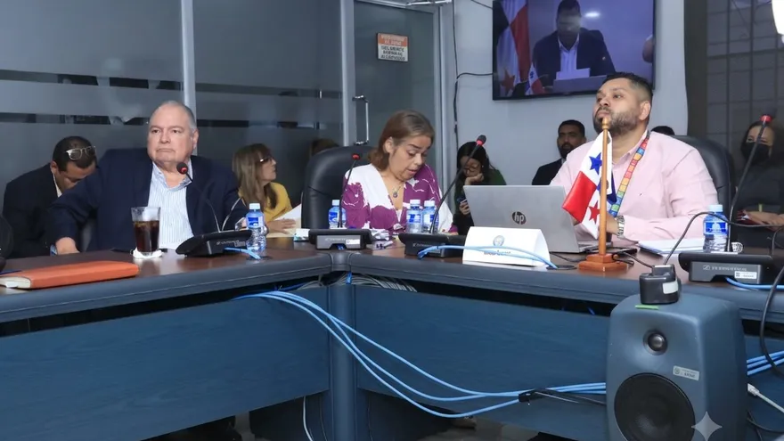 Cruce entre ministro Andrade y diputado Vega marca discusión por puente peatonal en Santiago
