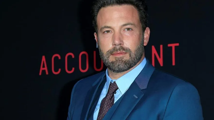 El actor estadounidense Ben Affleck posa a su llegada al estreno mundial de la película "The Accountant", en el teatro chino TCL de Hollywood, Los Ángeles, California (EEUU), el 10 de octubre de 2016.