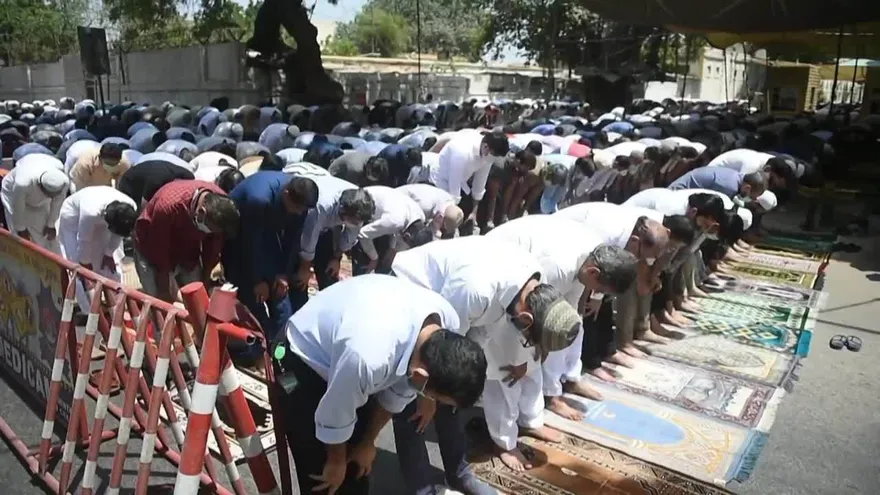 Las mezquitas se llenan en Pakistán a pesar de la tercera ola de covid-19