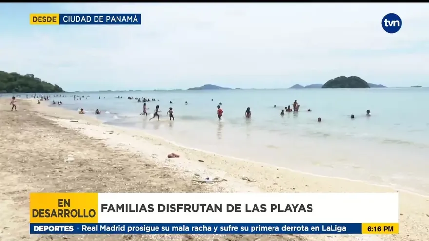 Familias aprovechan fin de semana para ira la playa