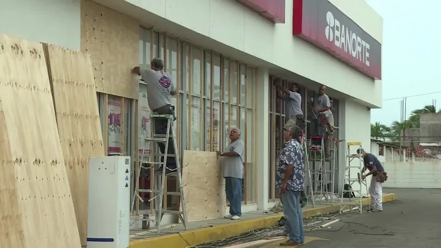 México se prepara para el poderoso huracán Willa
