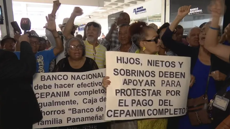 Jubilados protestan en el Banco Nacional contra esquema de cobro del Cepanim