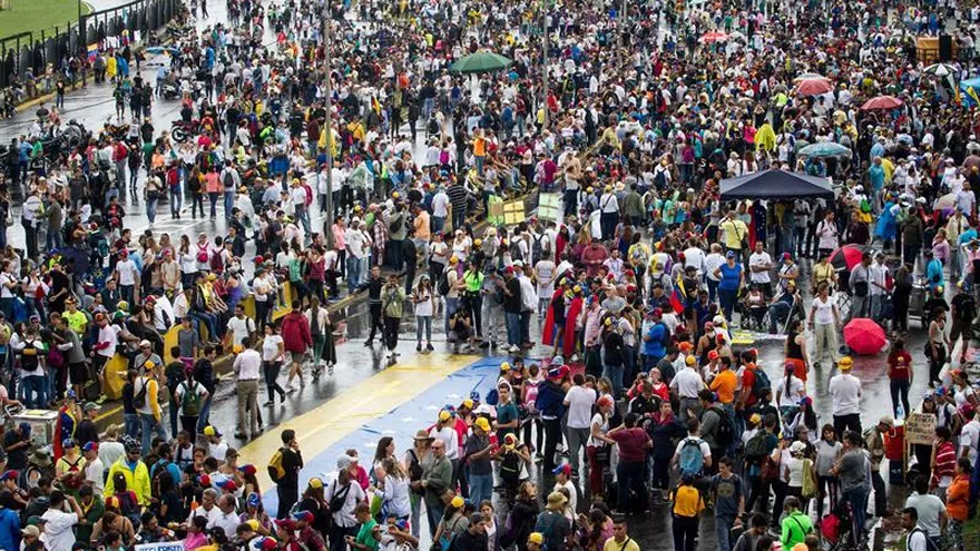Manifestantes participan del denominado "Gran plantón nacional" convocado por la oposición hoy, lunes 15 de mayo de 2017, en Caracas, Venezuela.