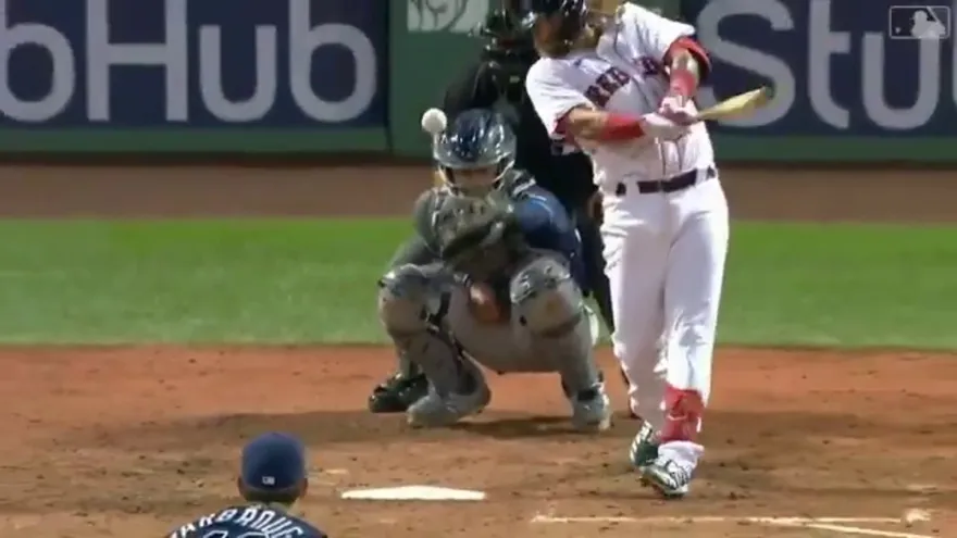 El primer hit del panameño Jonathan Araúz en las Grandes Ligas