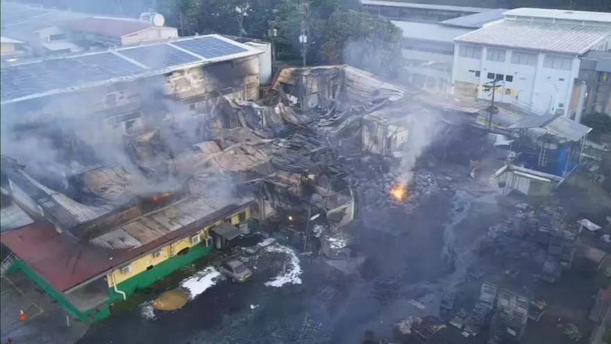 Incendio consume una fábrica de colchones
