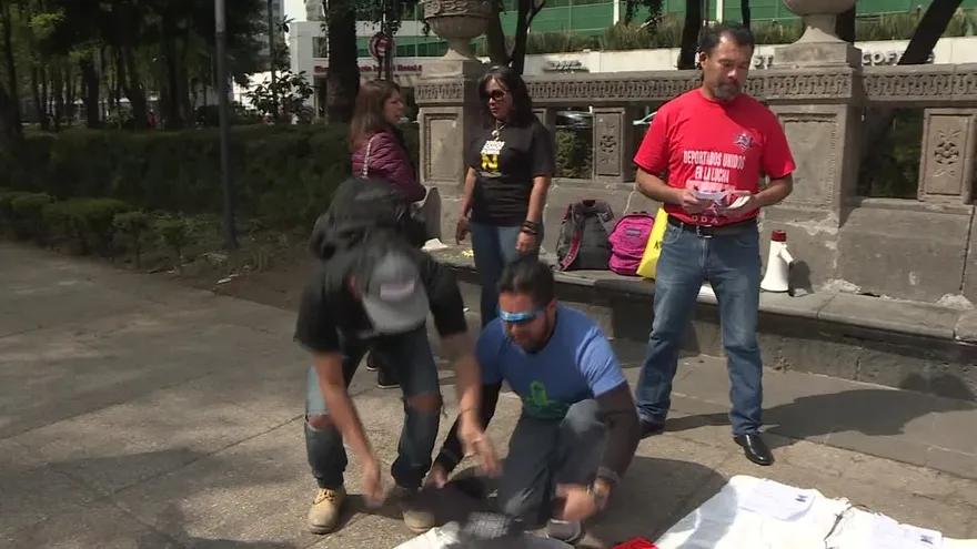 Mexicanos deportados plantan cara a Trump con camisetas