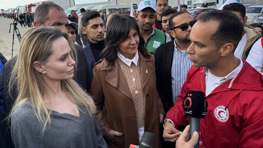 La actriz estadounidense Angelina Jolie (C) habla con un funcionario en el cruce fronterizo egipcio de Rafah, como parte de su visita a la Gobernación del Norte de Sinaí para inspeccionar la ayuda que entra en la Franja de Gaza palestina.