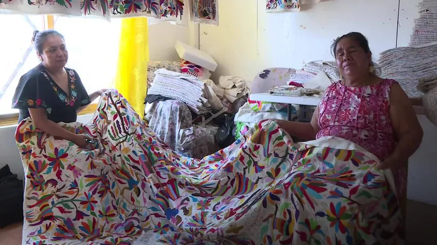 Artesanos mexicanos quieren crédito por sus bordados