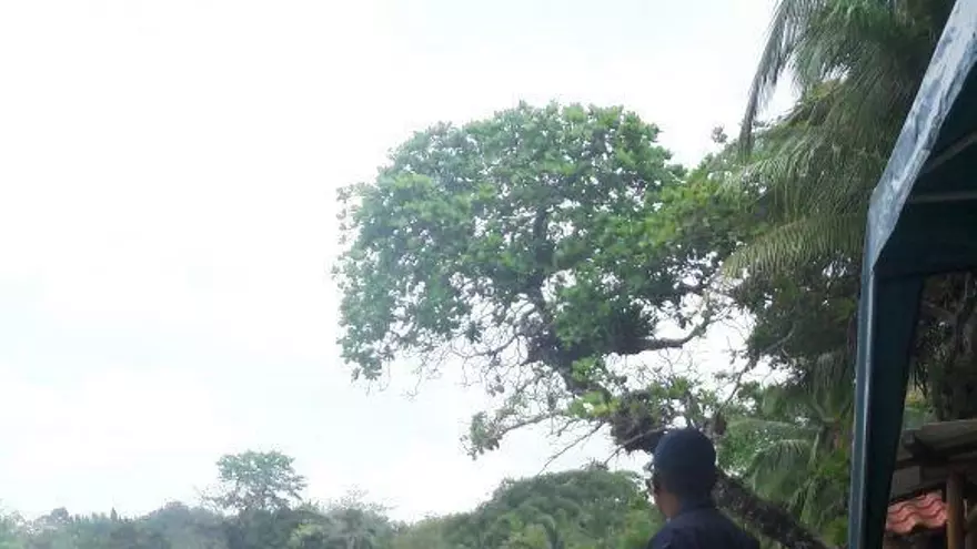 Playa custodiada por la Policía.