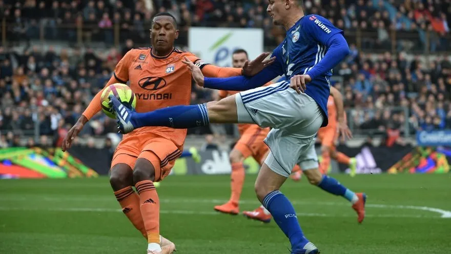 El brasileño Marcelo (der.), duda del Lyon para duelo contra el Barcelona