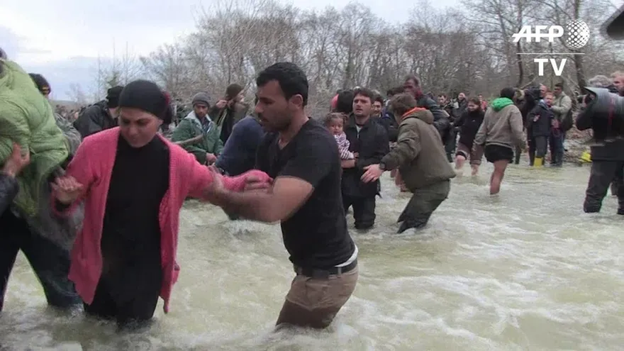Migrantes atraviesan río para ingresar a Macedonia