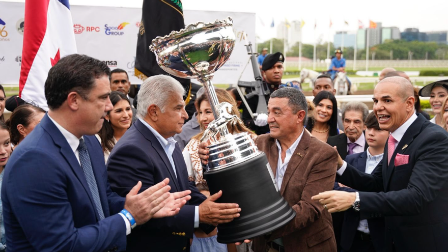 El presidente Mulino en la entrega de trofeos