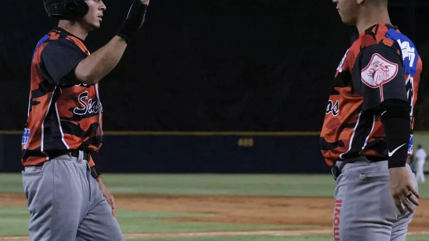 La novena de Los Santos derrotó 6-2 a Colón empatando la Serie 2-2