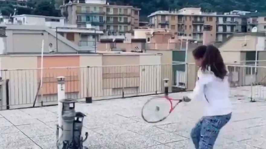 Entre azoteas, dos tenistas italianas pelotean contra el confinamiento