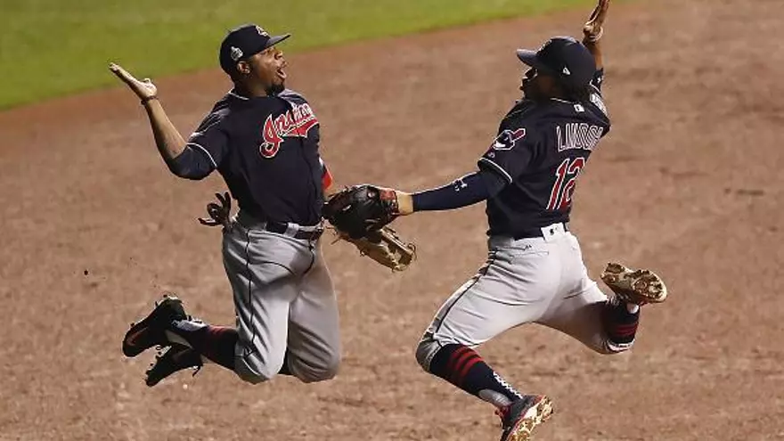 Francisco Lindor (d) y Rajai Davis (i) celebran el triunfo de los Indios ante los Cachorros