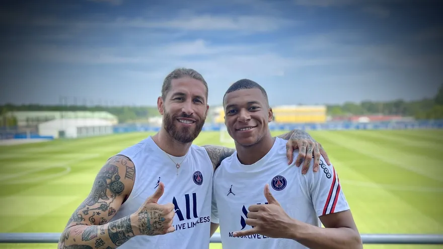 Sergio Ramos junto a su compañero en el PSG, Kylian Mbappé