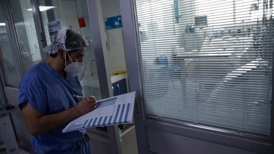 Un sanitario revisa el estado de un paciente afectado por la covid-19 en la Unidad de Cuidados Intensivos (UCI) del Hospital Clínico de la Universidad de Chile en Santiago (Chile).