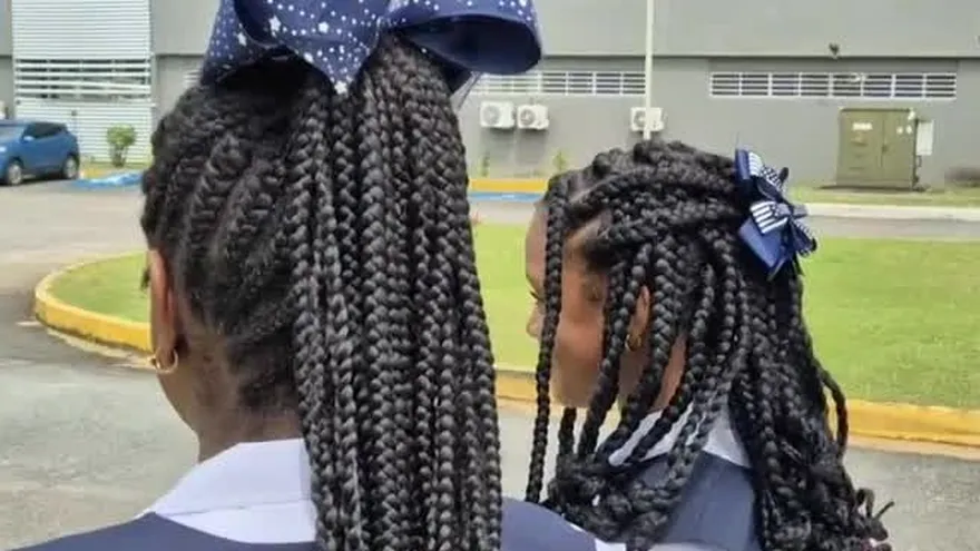 Estudiantes inician clases luego de impedimento de matrícula por peinados afro