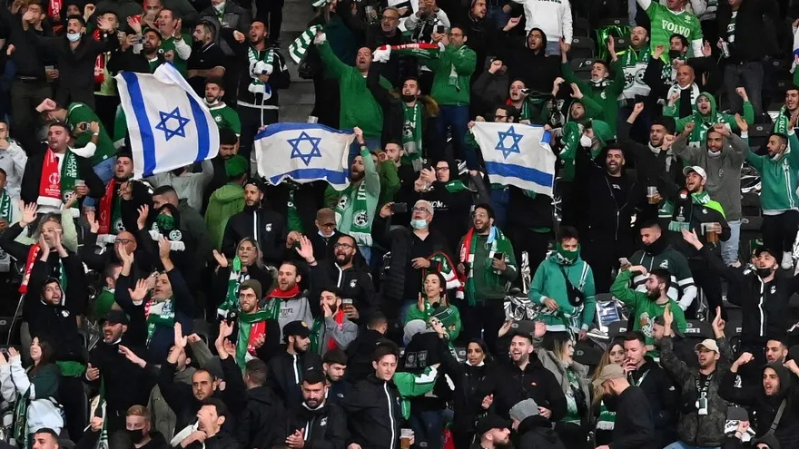 Fanáticos del Maccabi Haifa durante el partido de Conference League ante el Unión Berlín