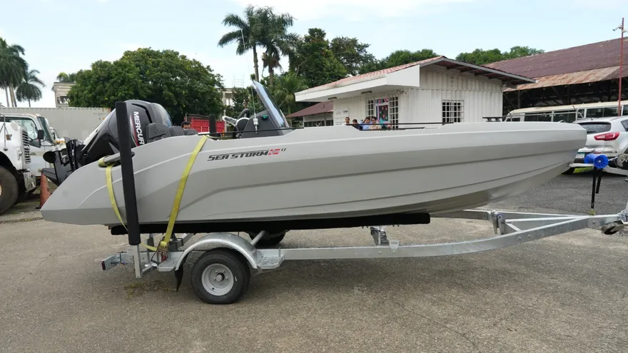 Embarcación para vigilancia de áreas marinas protegidas