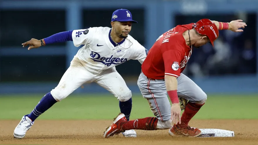 Mookie Betts (i) trata de sacar a Matt McLain (d) en la segunda base
