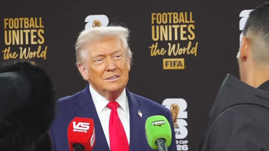 El presidente de los Estados Unidos, Donald Trump habla con TVNMAX.