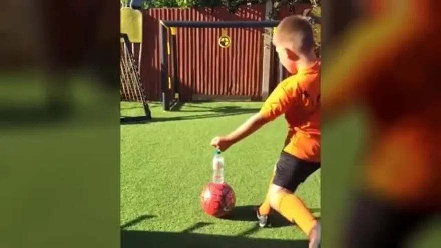 El reto de la botella que arrasa en las redes sociales