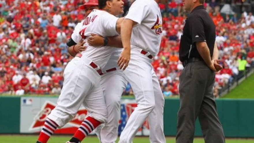 Cardenales ganan a pesar de expulsión de Molina