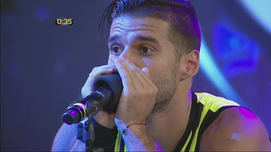 Ríe con las imitaciones de sonidos que hacían los guerreros en dilo como suena