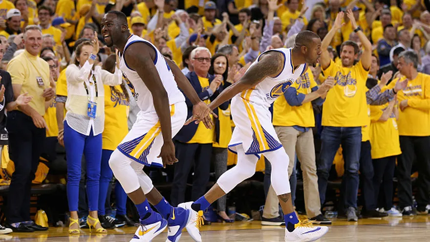 Draymond Green (i) y Andre Iguodala (d), de los Warriors, se felicitan