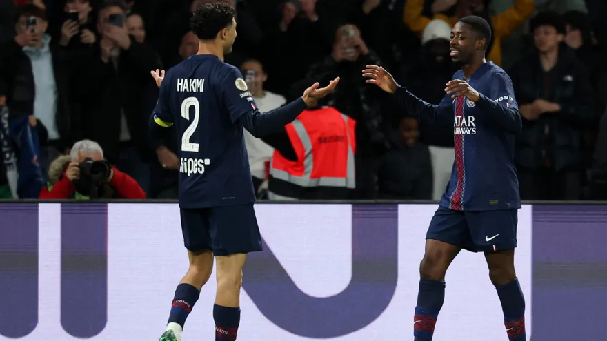 Ousmane Dembélé (d) celebra con Achraf Hakimi (i) durante el partido entre PSG y Toulouse