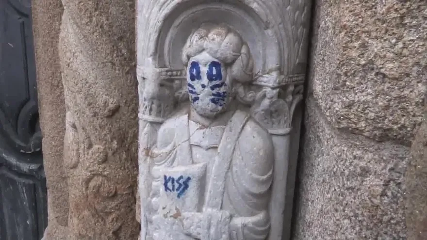 El grafiti en la fachada de la catedral de Santiago será borrado con láser