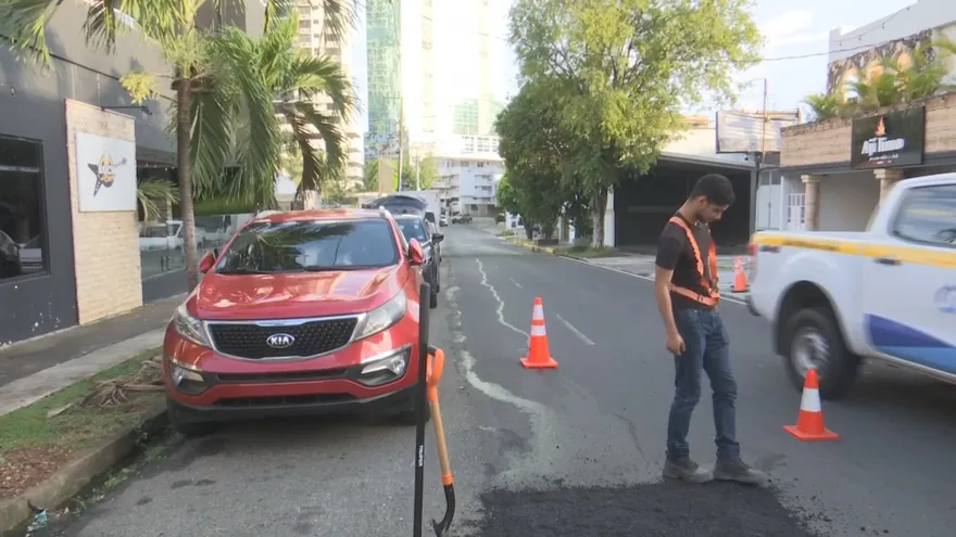 Max, el joven que tapa huecos en la ciudad